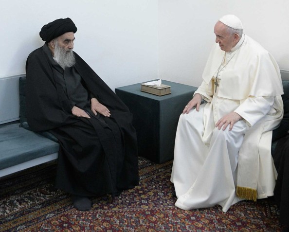 O grande aiatolá, Ali al-Sistani (esquerda), se reúne com o Papa Francisco • Foto: Divulgação/Vaticano
