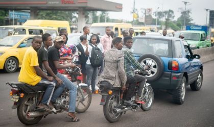 Crianças do Congo dirigem mototáxis para ajudar famílias durante a pandemia