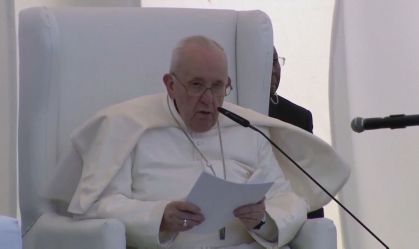 Papa Francisco realiza missa pública em território iraquiano 