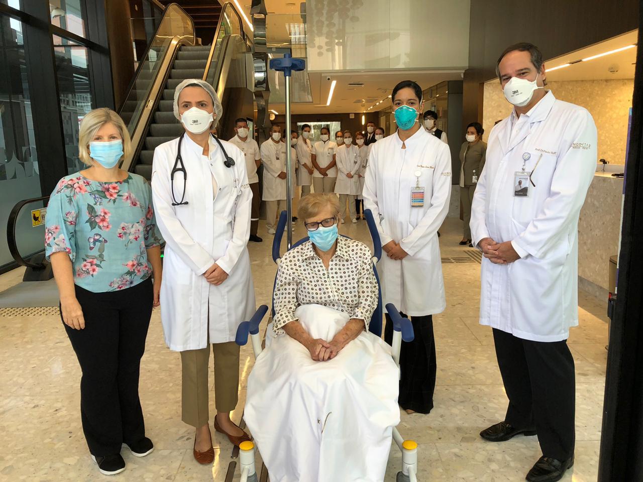 Gina dal Coletto e a equipe do hospital Vila Nova Star