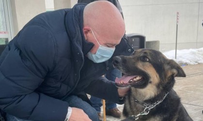 Homem adota cachorro rejeitado por três abrigos e cão salva a sua vida