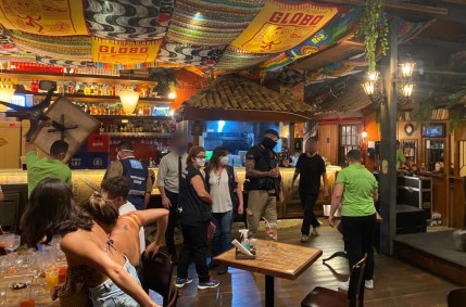 Bares e restaurantes desrespeitam decreto o e funcionam após horário permitido