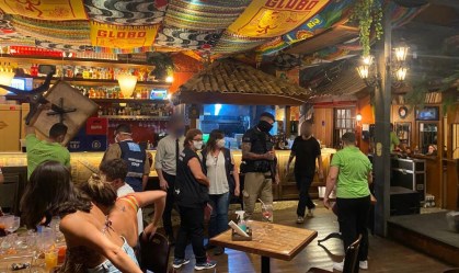 Bares e restaurantes desrespeitam decreto e funcionam após horário no Rio