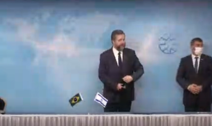 Em Israel, Ernesto Araújo é repreendido por estar sem máscara em foto oficial