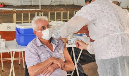 Idoso recebe vacina contra Covid-19 em Nova Granada (SP), em 2 de março
