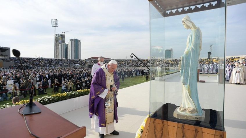 Papa Francisco presta homenagem a Nossa Senhora de Karemlesh, imagem que foi vandalizada pelo Estado Islâmico • Foto: Vaticano/Divulgação