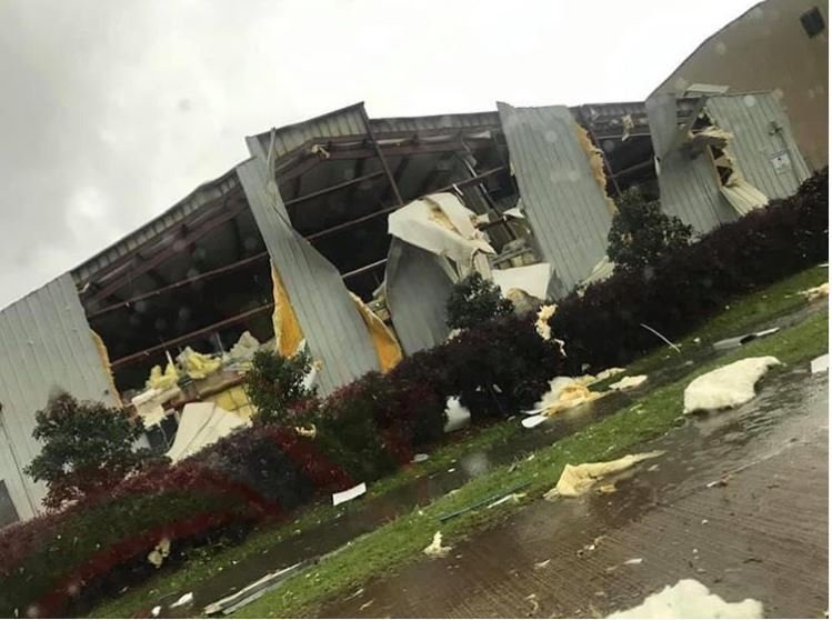 Estrutura próxima ao aeroporto de Monroe, na Louisiana (EUA), após tornado 