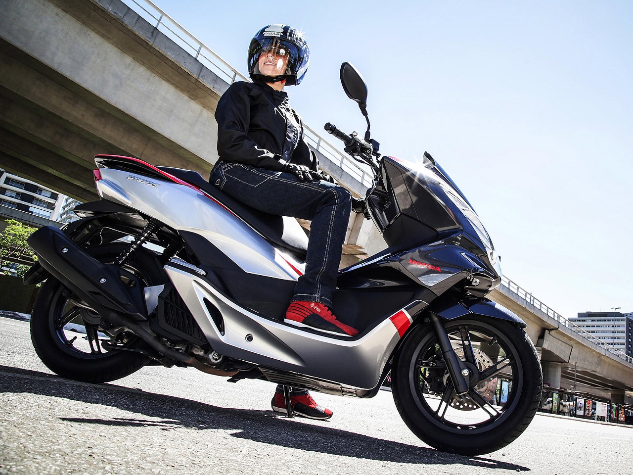 Mulher motociclista