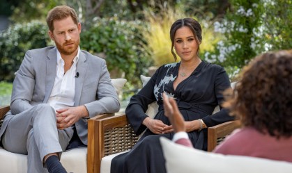 Charlie Hebdo é alvo de críticas por cartoon envolvendo rainha e Meghan Markle
