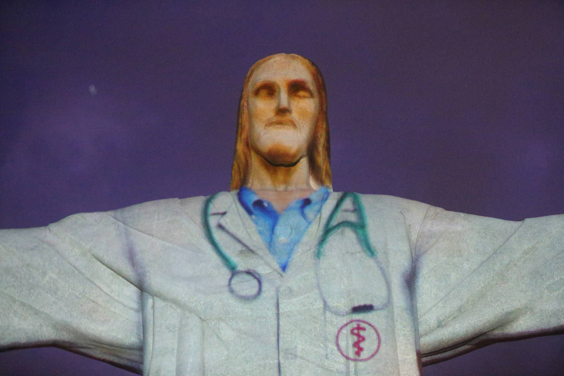 Cristo Redentor 'vestido' de médico no Domingo de Páscoa