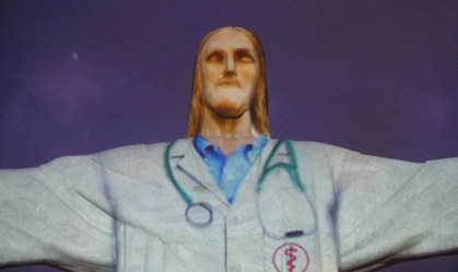 Cristo Redentor ‘veste’ jaleco para homenagear médicos que combatem COVID-19
