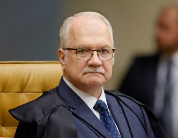 O ministro do STF Edson Fachin durante sessão plenária