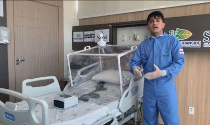Fisioterapeutas criam 'cabine de proteção' para ajudar pacientes em Manaus