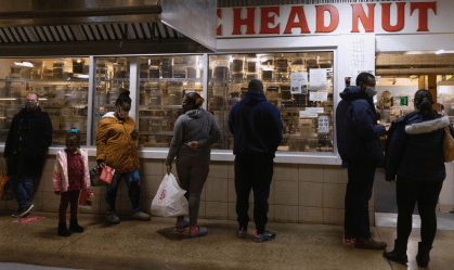 Clientes aguardam na fila em loja da Filadélfia, nos EUA