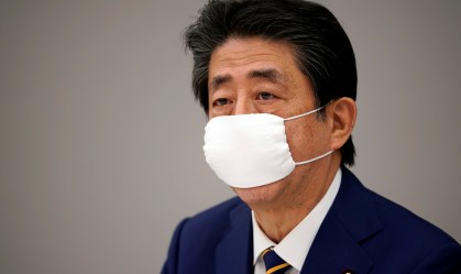 Vídeo do premiê Shinzo Abe em casa ‘relaxando’ viraliza nas redes sociais
