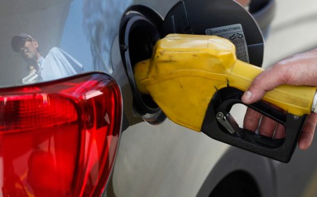 Funcionário de posto de gasolina abastece carro em São Paulo (22/08/2013)