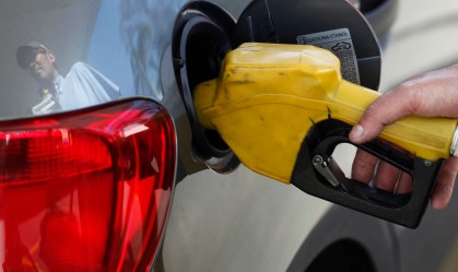 Funcionário de posto de gasolina abastece carro em São Paulo (22/08/2013)