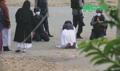 Golpe militar: Freira se ajoelha em Mianmar e pede que polícia não use violência