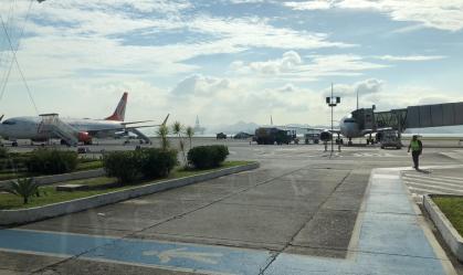 Óleo na pista provoca o cancelamento e atraso de voos no Aeroporto Santos Dumont