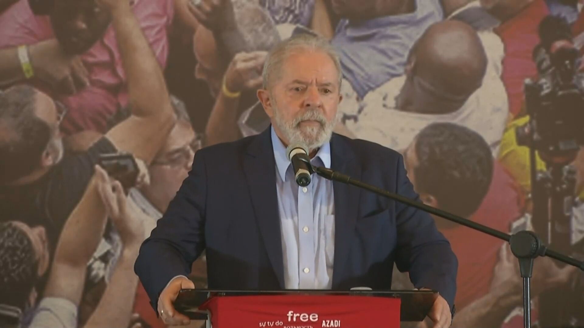 Ex-presidente Lula responde perguntas de jornalistas
Ex-presidente Lula responde perguntas de jornalistas