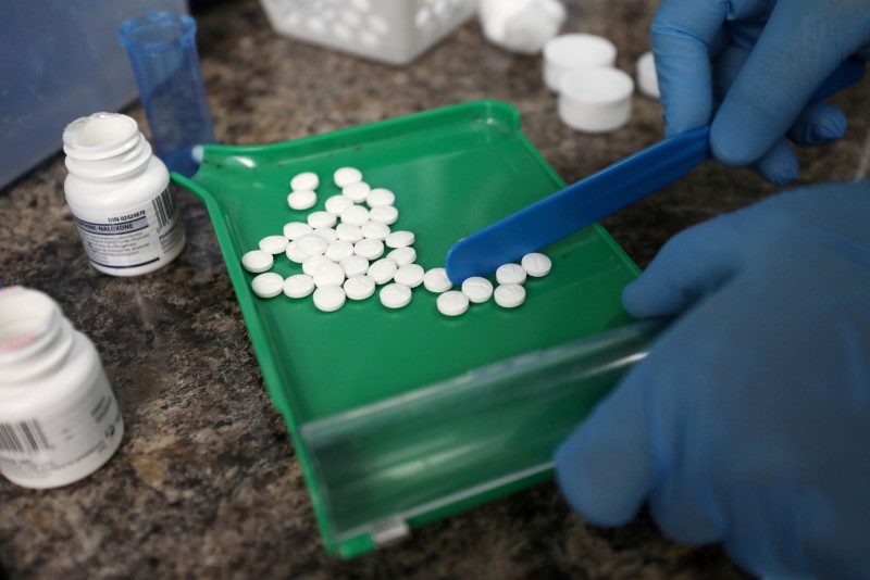 Funcionário conta medicamentos de prescrição médica