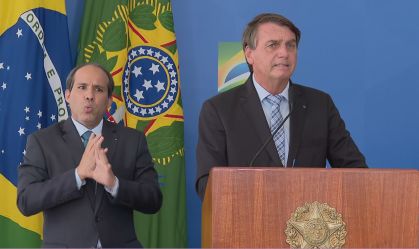 Bolsonaro muda o tom e sanciona medida que facilita compra de vacinas