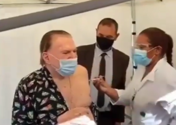 Silvio Santos toma vacina