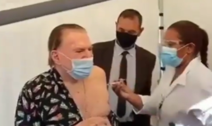 Silvio Santos recebe segunda dose da vacina da Covid-19 aos 90 anos