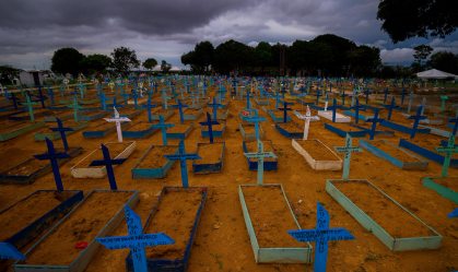 Cemitério Nossa Senhora Aparecida, em Manaus, durante pandemia da Covid-19