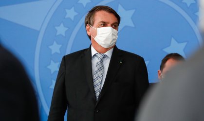 Jair Bolsonaro usa máscara durante cerimônia no Palácio do Planalto