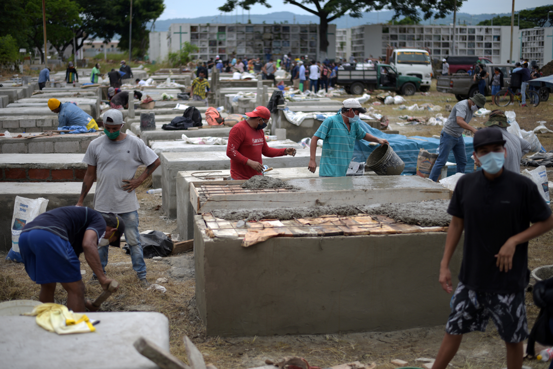 Cemitério em Guayaquil, epicentro de COVID-19 no Equador, recebe mais túmulos