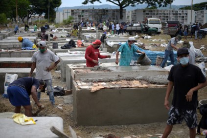 Cemitério em Guayaquil, epicentro de COVID-19 no Equador, recebe mais túmulos