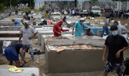 Governo do Equador retira quase 800 corpos de casas em Guayaquil