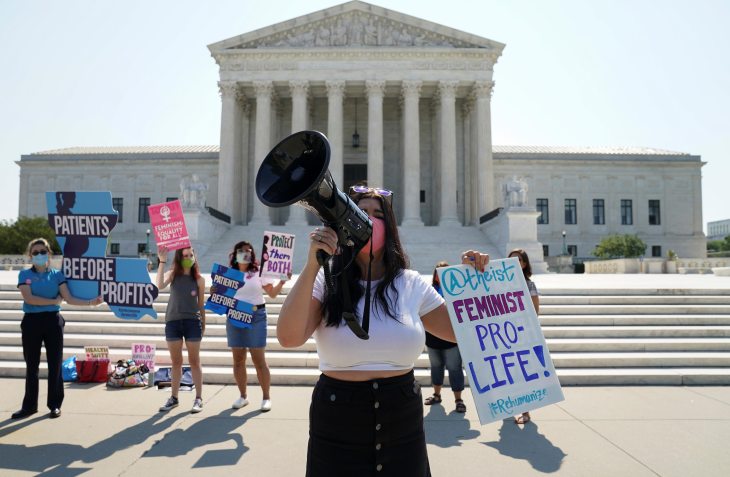 Manifestação contra aborto nos EUA em frente à Suprema Corte / Foto: Kevin Lamarque/Reuters (22.jun.2020)