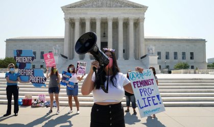 Manifestação contra aborto nos EUA em frente à Suprema Corte