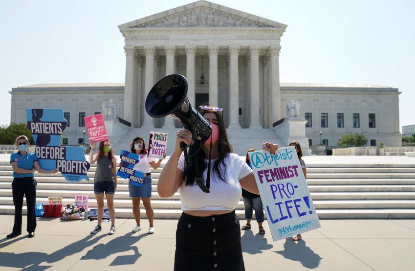 Manifestação contra aborto nos EUA em frente à Suprema Corte / Foto: Kevin Lamarque/Reuters (22.jun.2020)