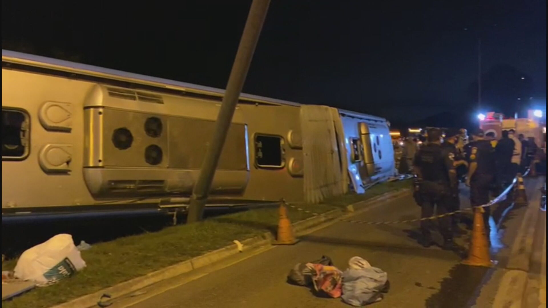 Ônibus do BRT tomba após acidente com carro e deixa pelo menos um morto no Rio