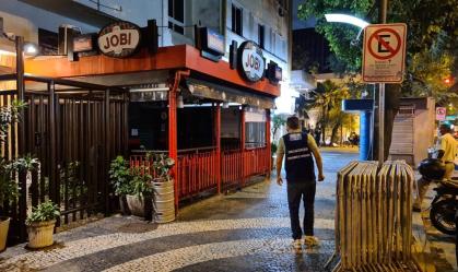 Funcionário da prefeitura do Rio de Janeiro fiscaliza estabelecimentos no Leblon