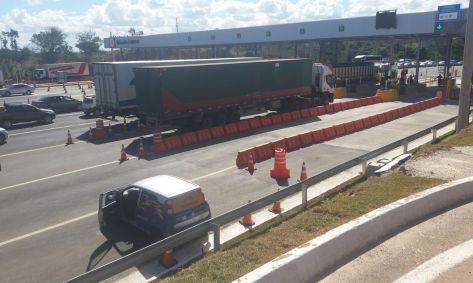 Caminhão no pedágio