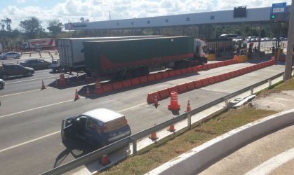Caminhão no pedágio