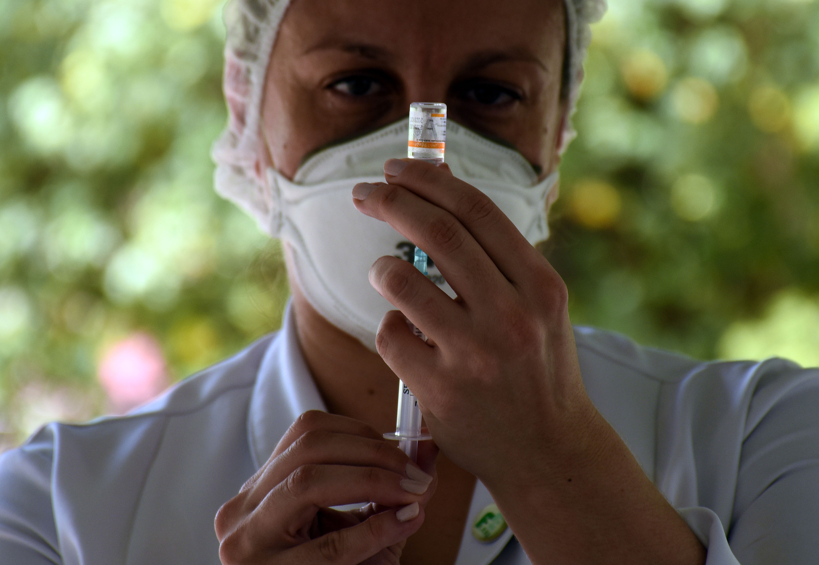 Profissional prepara vacina contra Covid-19 para aplicação no Rio de Janeiro