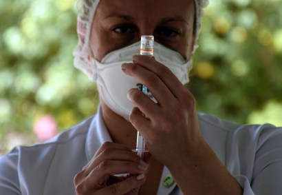 Profissional prepara vacina contra Covid-19 para aplicação no Rio de Janeiro
