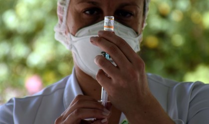 Profissional prepara vacina contra Covid-19 para aplicação no Rio de Janeiro