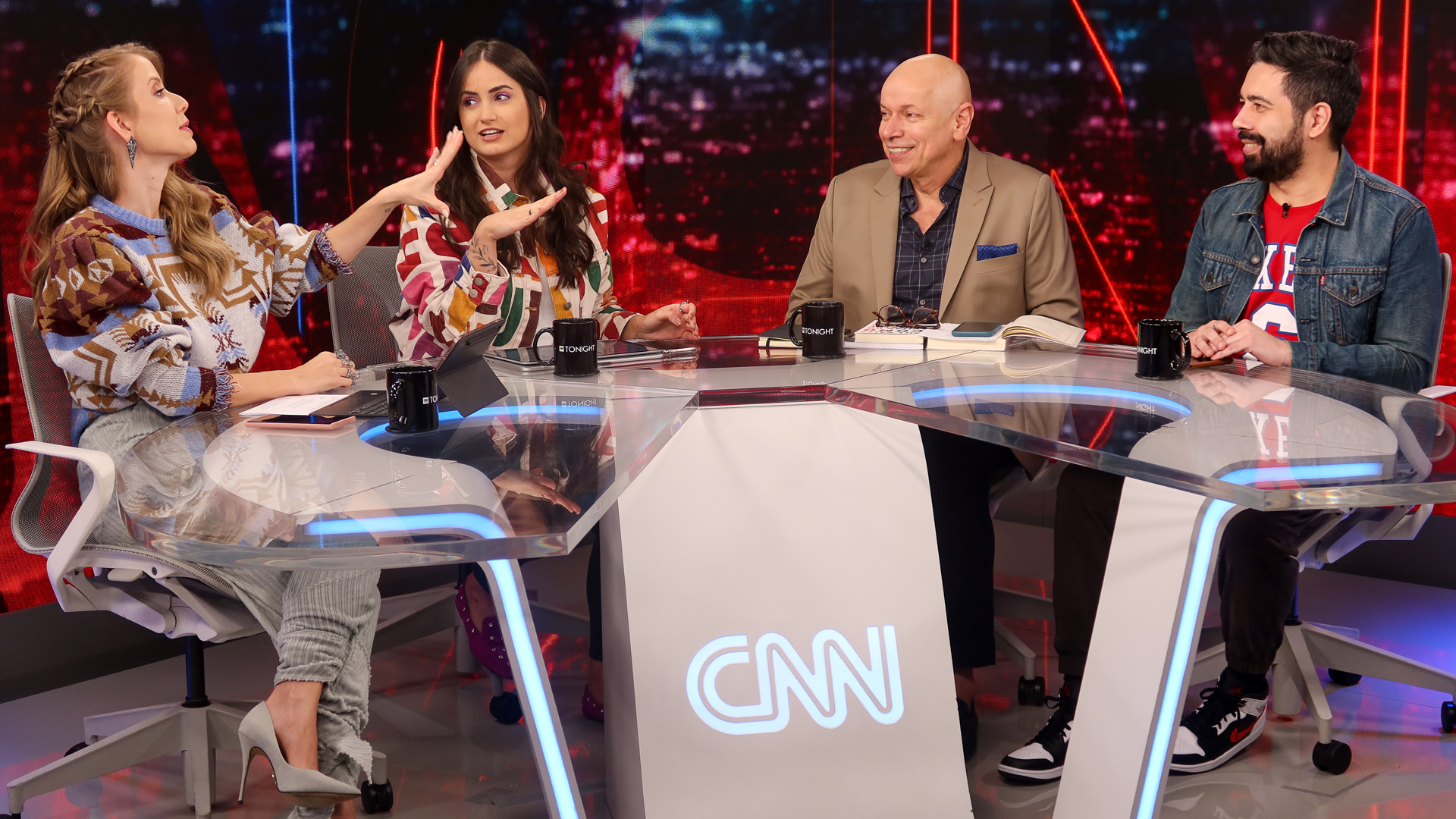 CNN Tonight,  apresentado por Mari Palma, Gabriela Prioli e Leandro Karnal