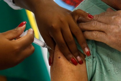Idosa é vacinada no Rio de Janeiro contra Covid-19