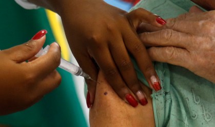 Rio muda estratégia de vacinação e divide homens e mulheres em dias diferentes