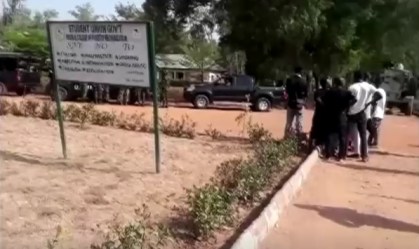 Homens armados invadem universidade na Nigéria a tiros e sequestram estudantes