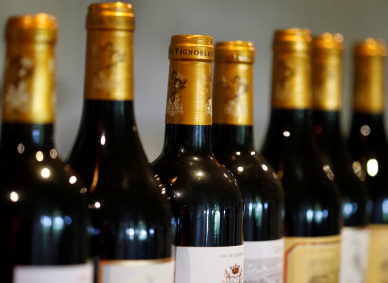 Garras de vinho francês no Chateau du Pavillon, em Sainte-Croix-Du-Mont, na Fran