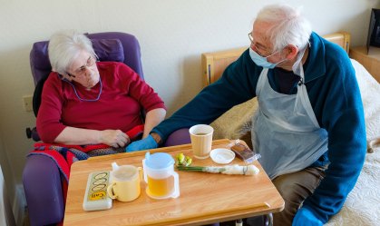 Com a vacina, asilos britânicos permitem que idosos deem as mãos em visitas