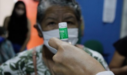 Enfermeira prepara dose da vacina de Oxford/AstraZeneca em Manaus